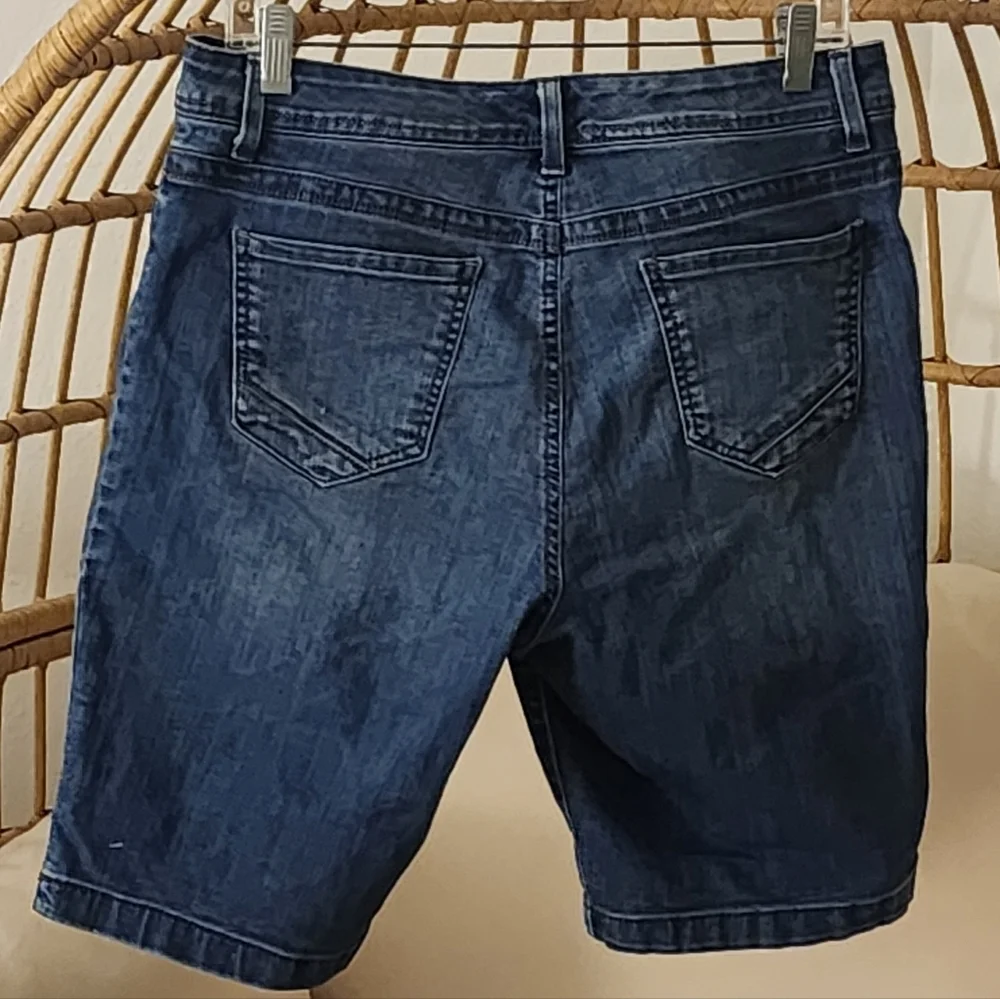 Nine West Women's Blue Jean Shorts Zip Close 5 Pocket Style Sz 12